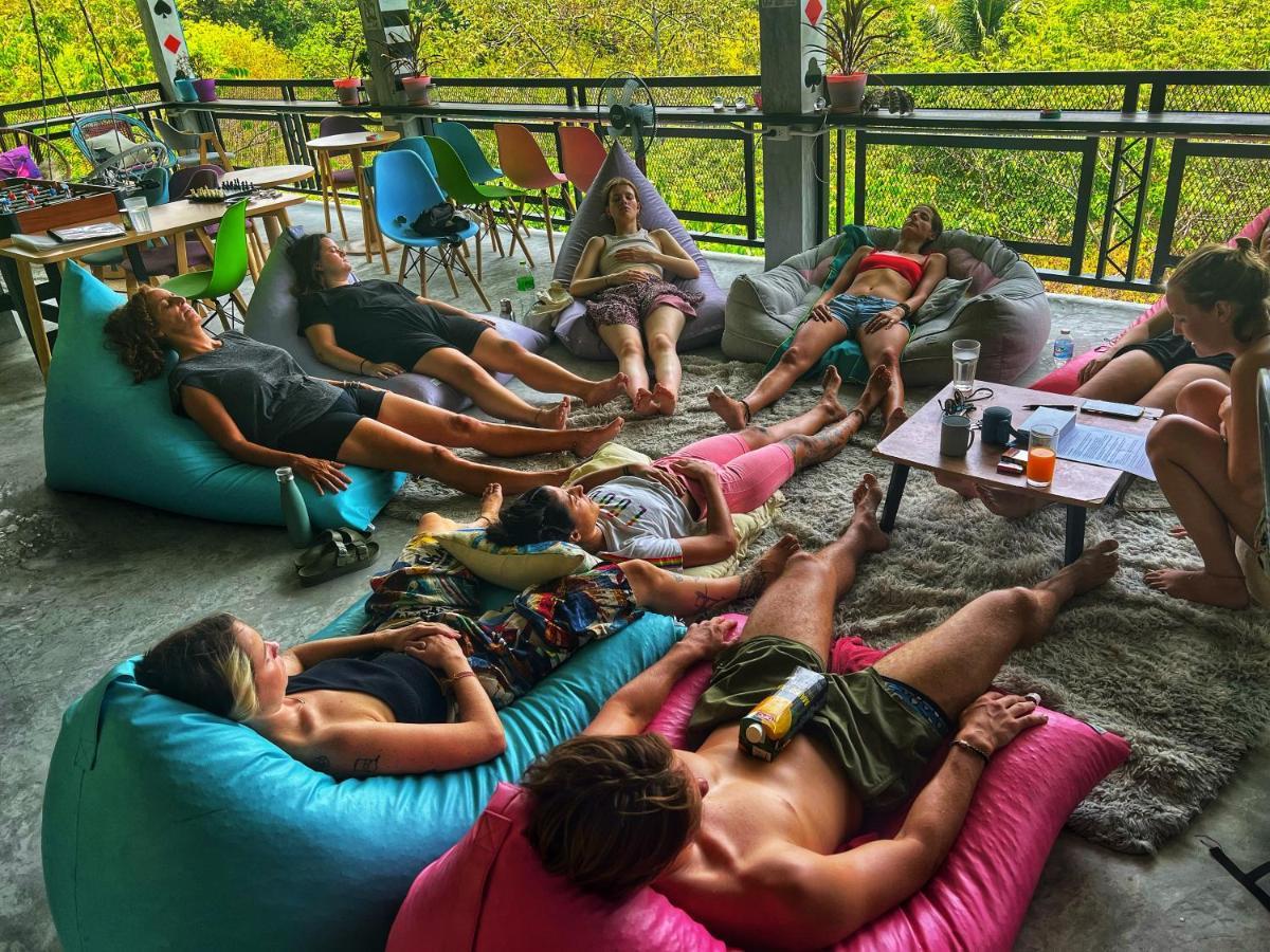 Wonderland Jungle Hostel Koh Tao Exterior photo